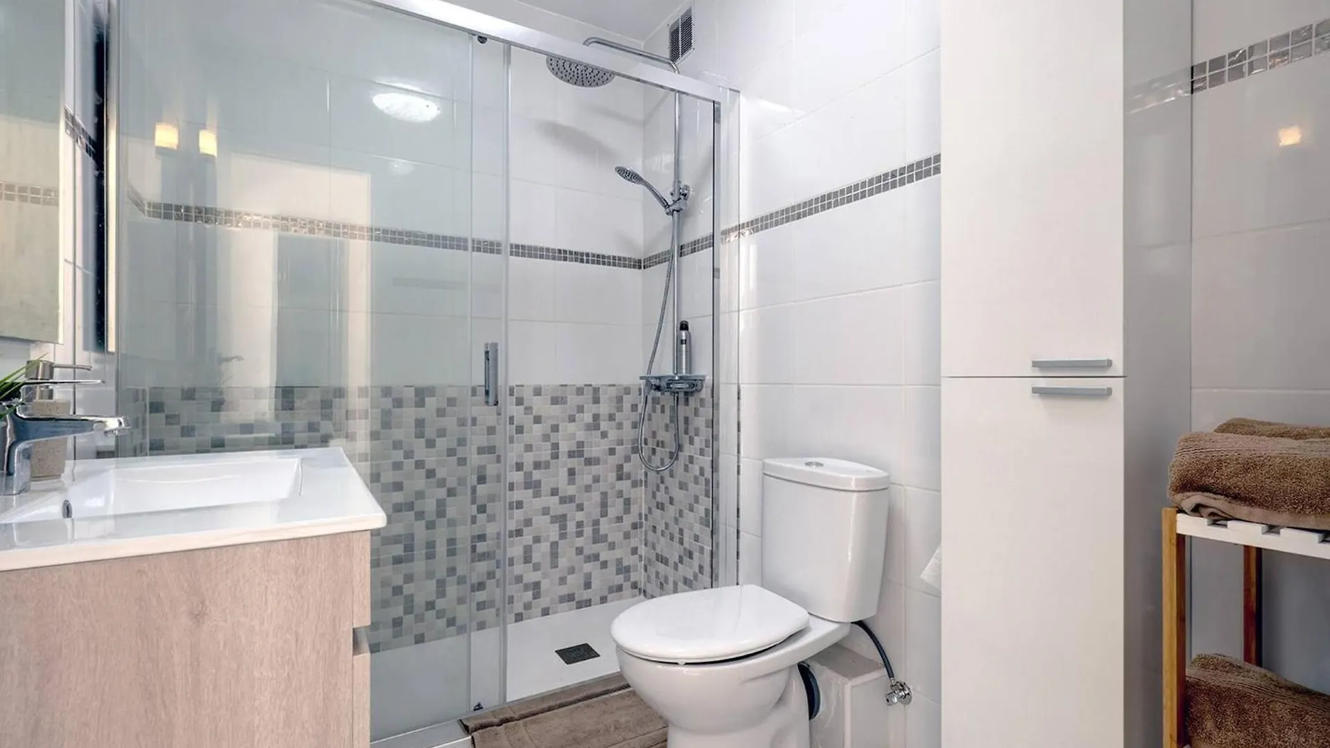019 Stylish 3 Bed Ibensa Square Apt, Near Beach & Bars Benalmadena Apartment