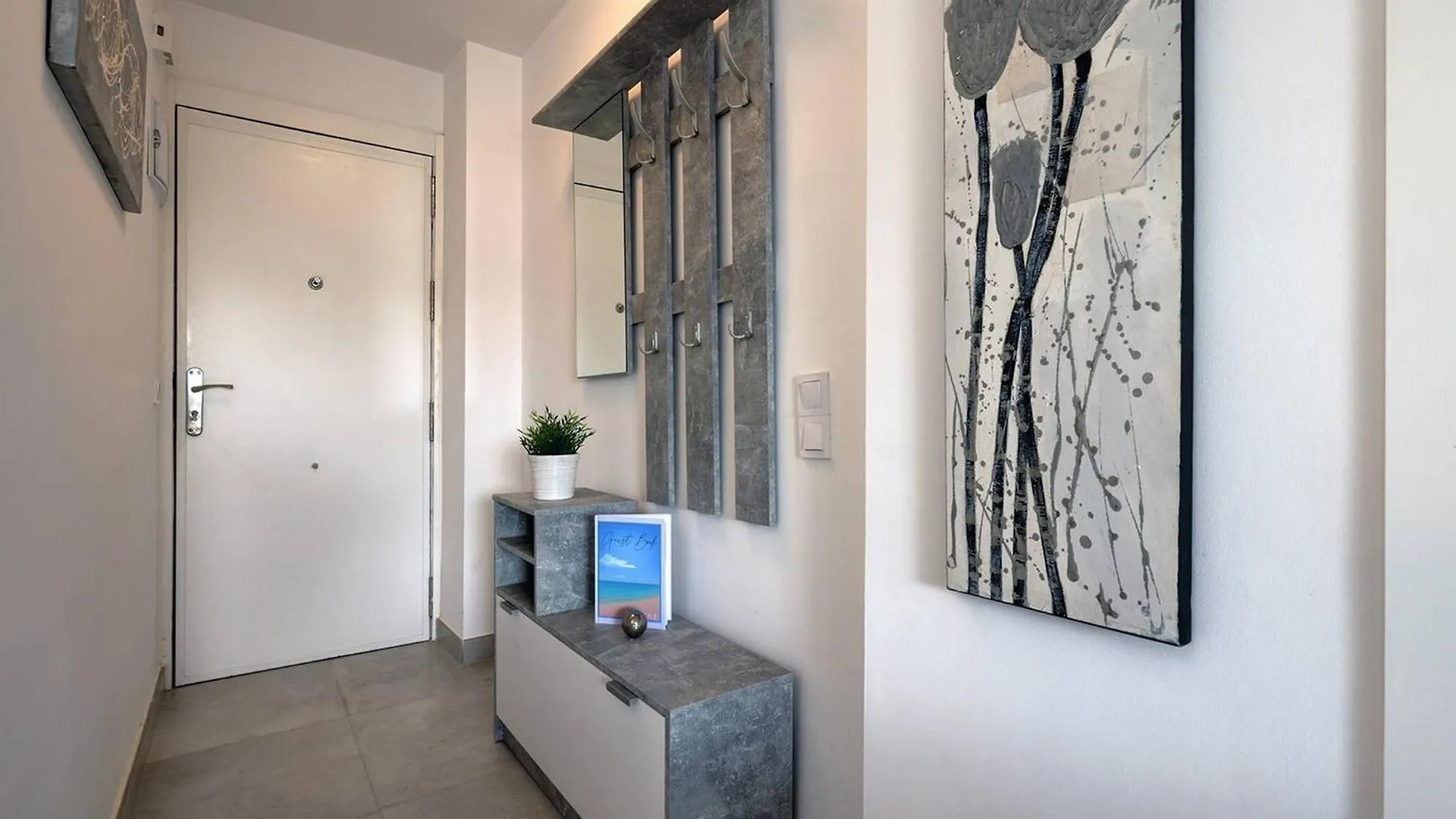 Apartment 019 Stylish 3 Bed Ibensa Square Apt, Near Beach & Bars Benalmadena Spain