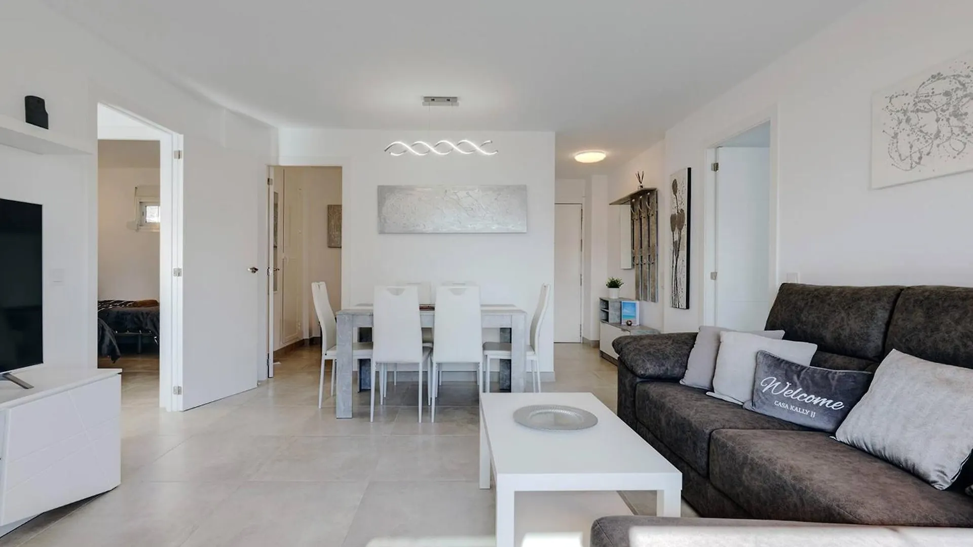 019 Stylish 3 Bed Ibensa Square Apt, Near Beach & Bars Benalmádena Spanje