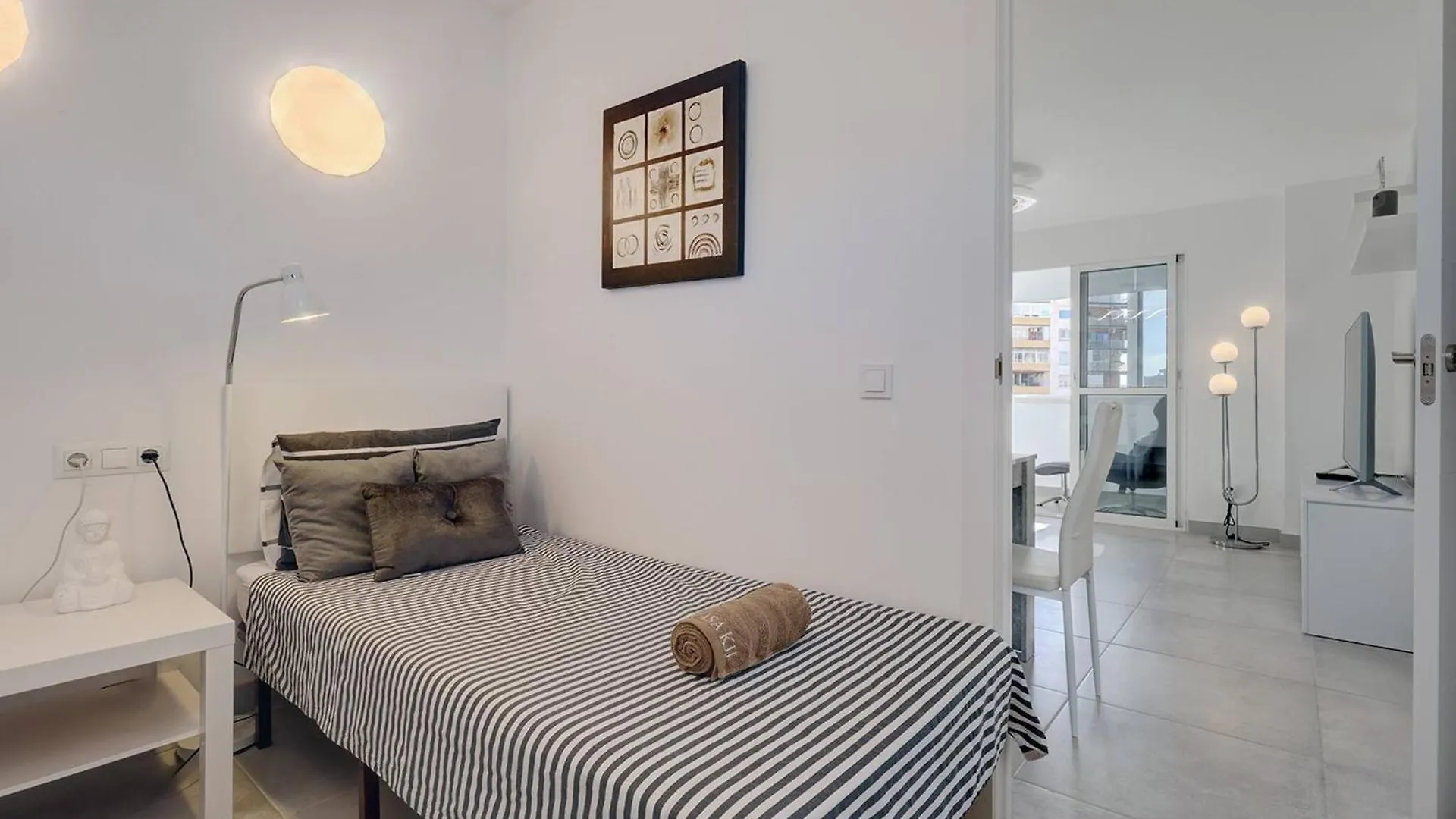 019 Stylish 3 Bed Ibensa Square Apt, Near Beach & Bars Benalmádena 0*,  Spanje