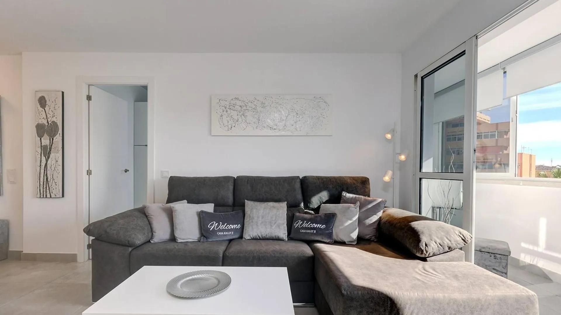 Appartement 019 Stylish 3 Bed Ibensa Square Apt, Near Beach & Bars Benalmádena Spanje