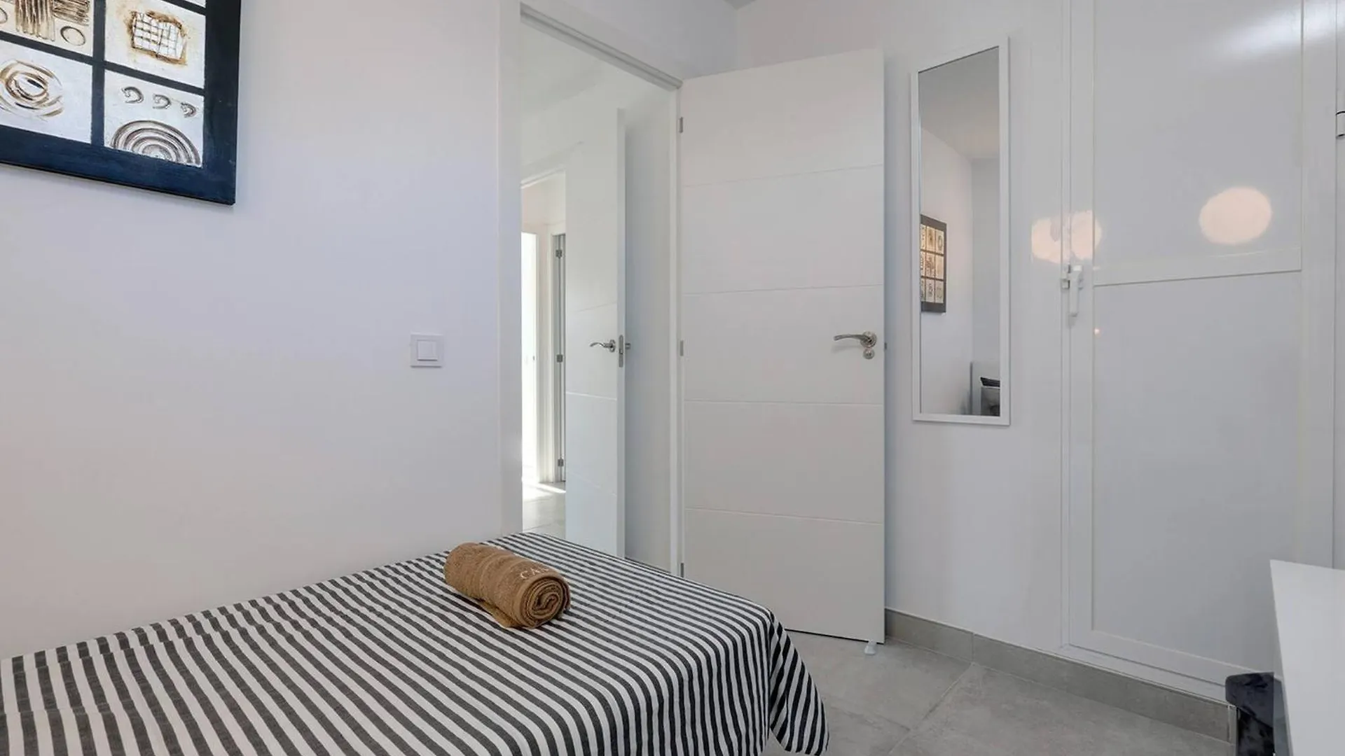 019 Stylish 3 Bed Ibensa Square Apt, Near Beach & Bars Benalmádena 0*,  Spanje
