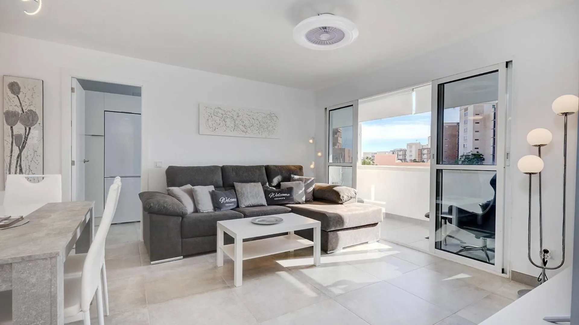 019 Stylish 3 Bed Ibensa Square Apt, Near Beach & Bars Benalmádena Spanje