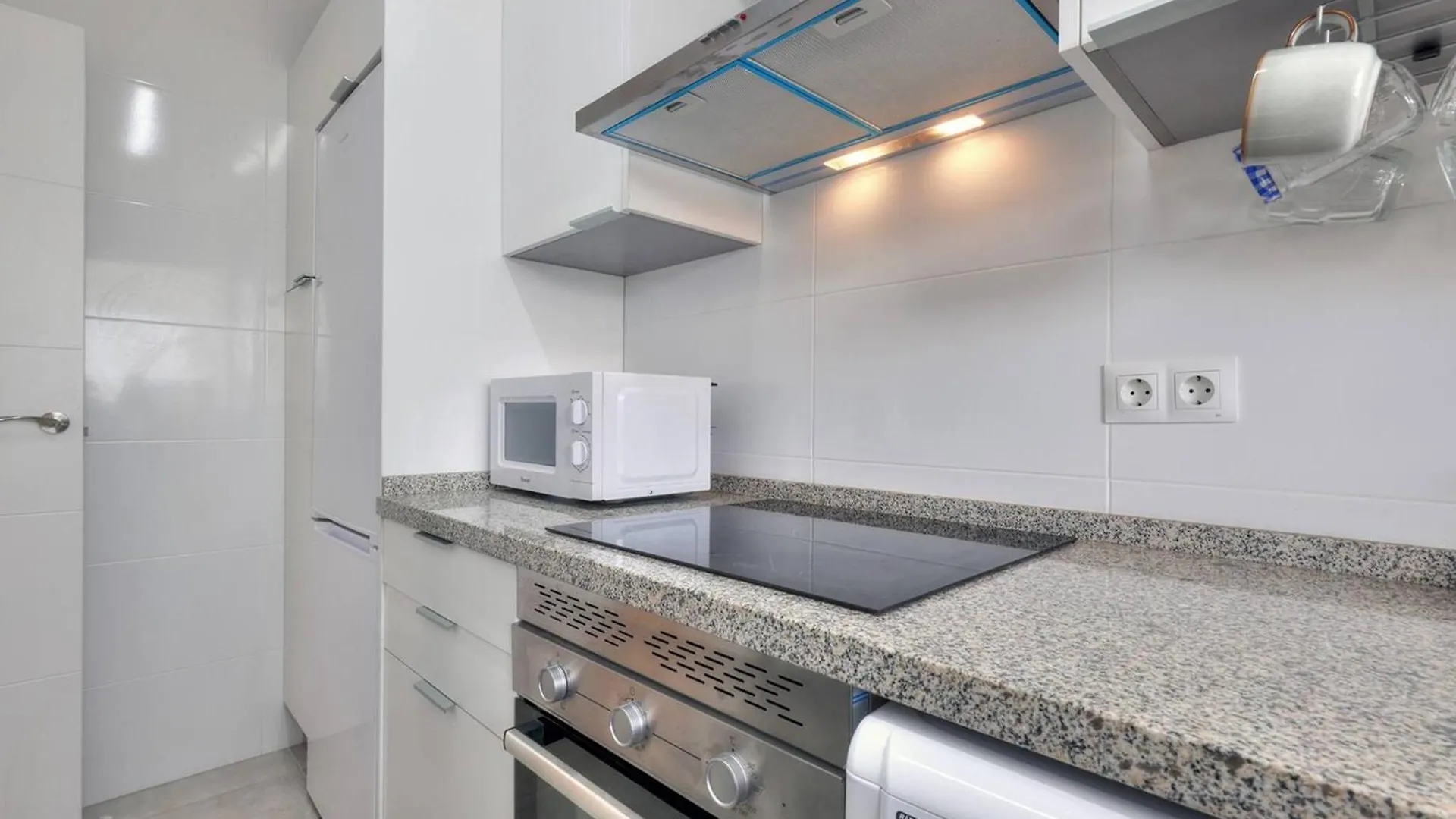 Appartement 019 Stylish 3 Bed Ibensa Square Apt, Near Beach & Bars Benalmádena Spanje