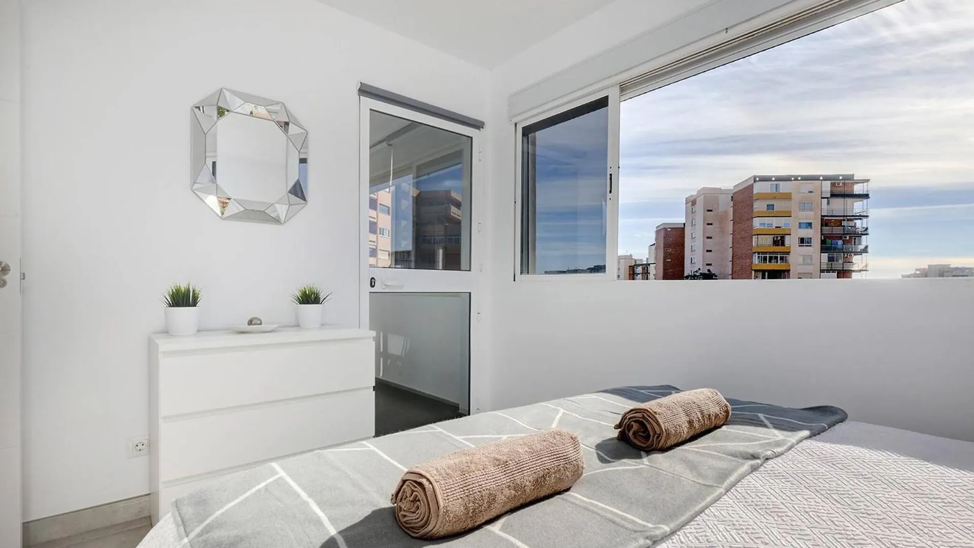 Appartement 019 Stylish 3 Bed Ibensa Square Apt, Near Beach & Bars Benalmádena