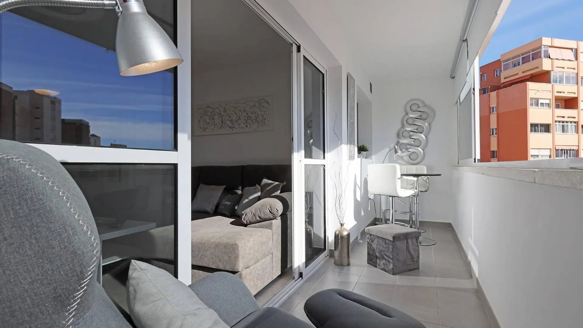 019 Stylish 3 Bed Ibensa Square Apt, Near Beach & Bars Benalmádena Spanje