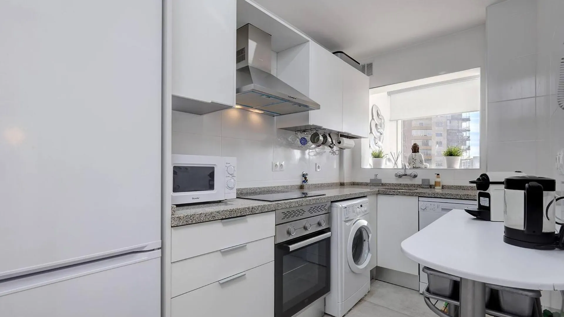 019 Stylish 3 Bed Ibensa Square Apt, Near Beach & Bars Benalmadena Apartment