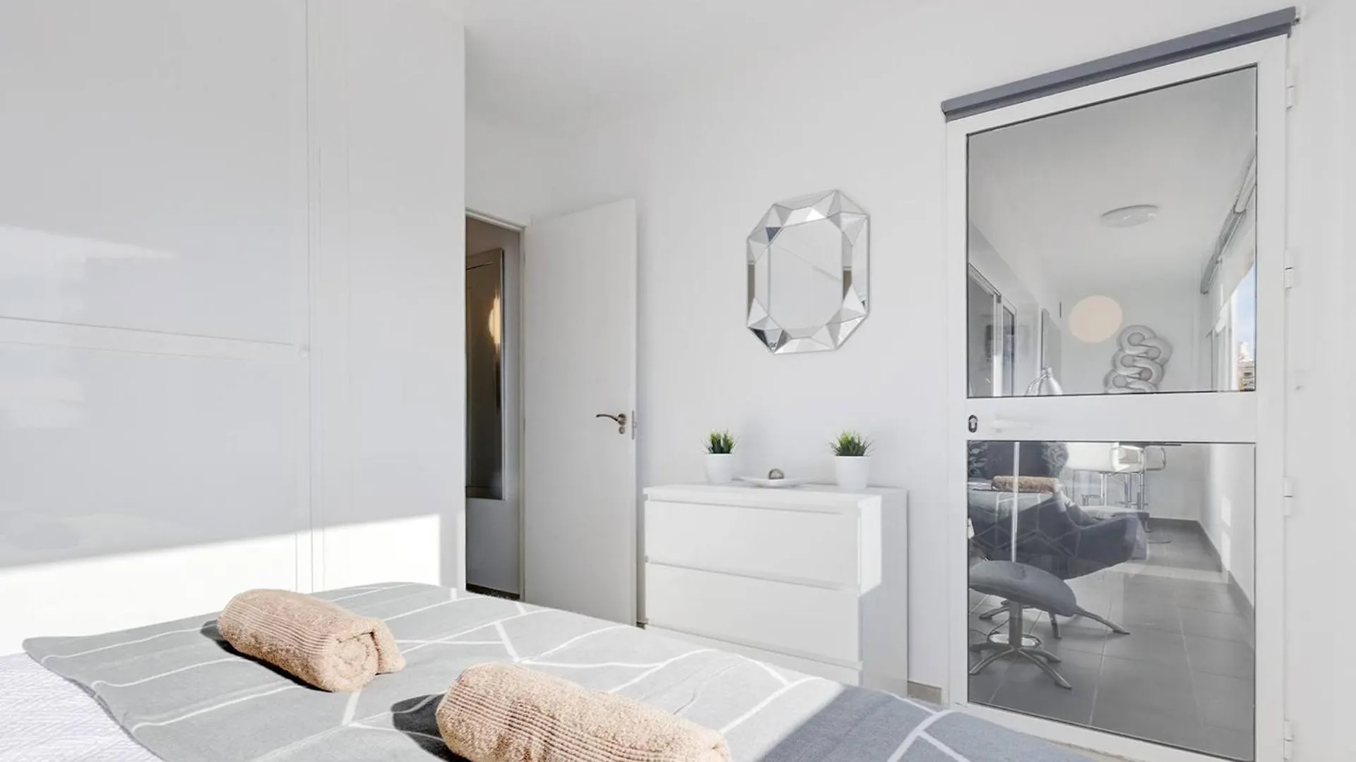 Apartment 019 Stylish 3 Bed Ibensa Square Apt, Near Beach & Bars Benalmadena