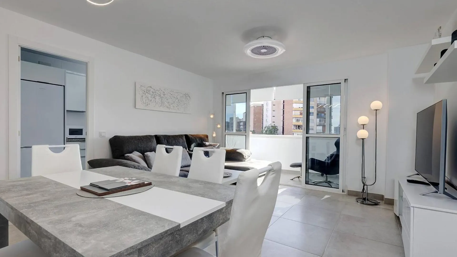019 Stylish 3 Bed Ibensa Square Apt, Near Beach & Bars Benalmadena Apartment