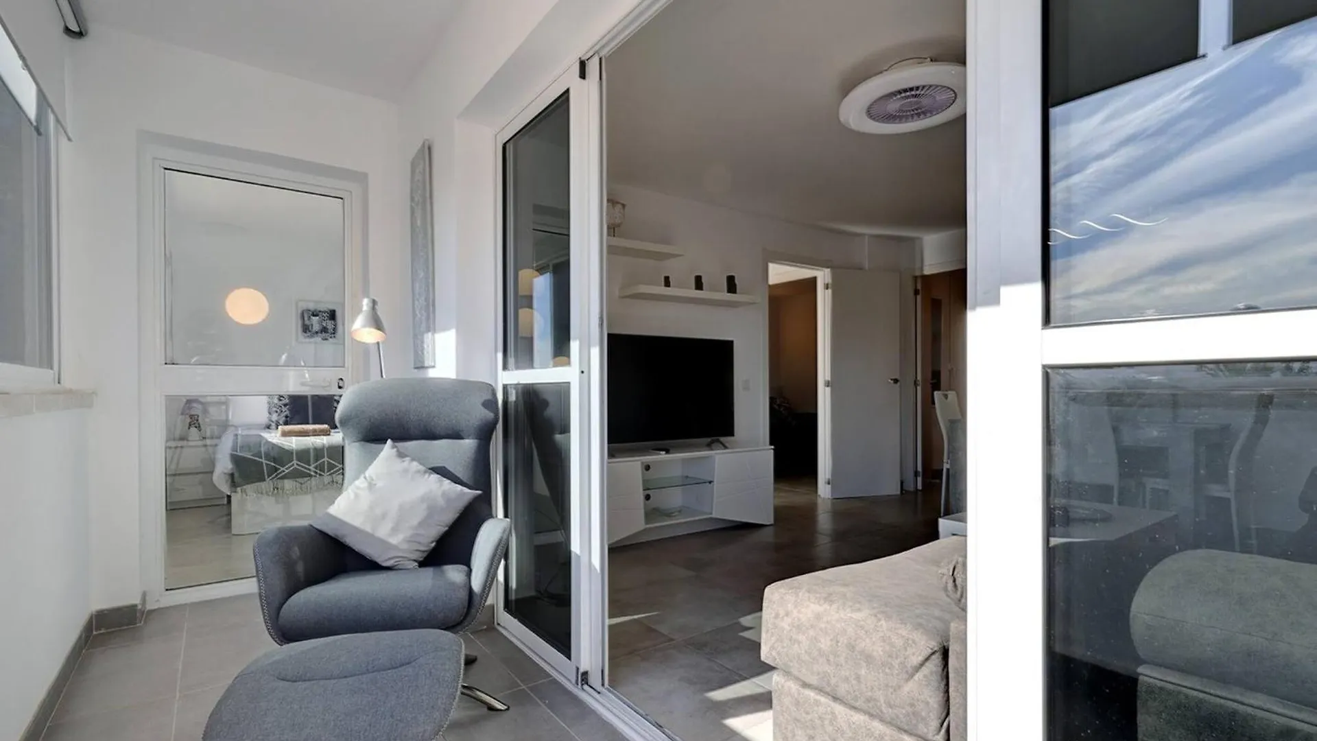 019 Stylish 3 Bed Ibensa Square Apt, Near Beach & Bars Benalmadena